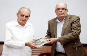 El doctor José Ibarra recibe un ejemplar del libro de manos de Roberto Cassa, director del Archivo General de la Nacional, quien editó la obra.