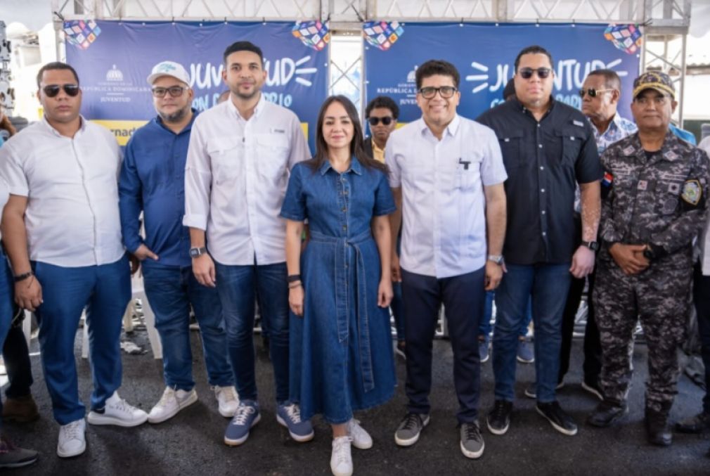 El alcalde Dío Astacio y el Ministro de la Juventud, Carlos Valdéz, dieron inicio al proyecto “Juventud con B de Barrio” en Santo Domingo Este, para acercar a la juventud a los programas de gobierno.