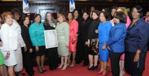 Lucia Medina, vice presidenta de la Cámara de Diputados, rodeada de los homenajeadas por ese hemiciclo legislativo