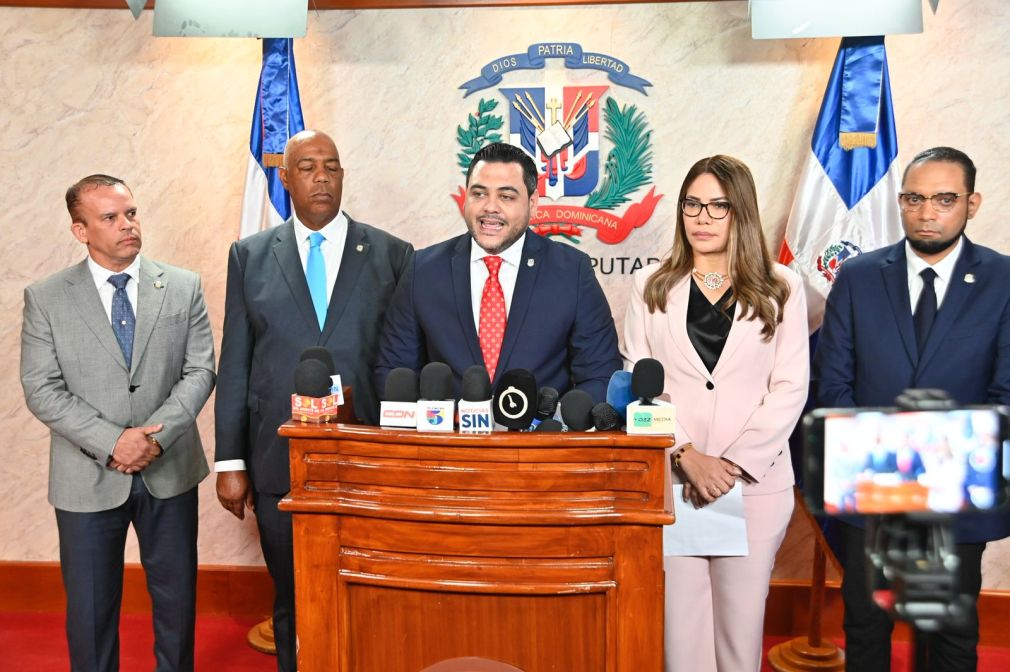 Al centro el diputado Jorge Tavárez (Foto: Congreso Nacional).