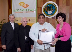 Momentos en que Omar Messon recibe el pergamino que lo acredita como ganador del primer lugar de manos de María Amalia León de Jorge, directora de la Fundación Eduardo León Jimenes.