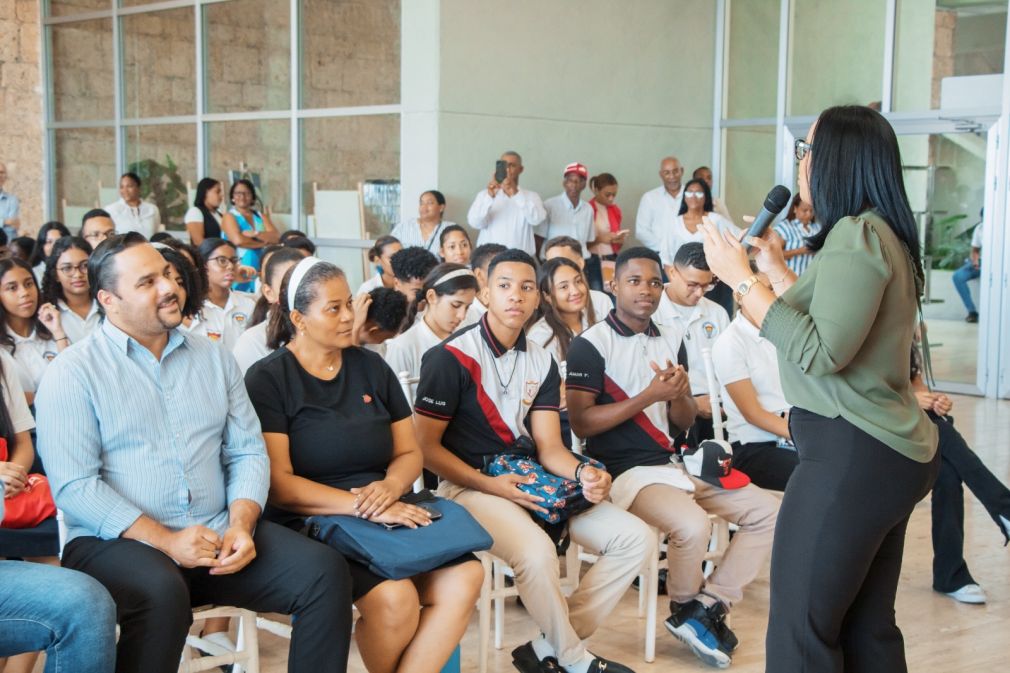 El acto estuvo encabezado por la directora de Desarrollo Comunitario, Claudia Sarante, quien entregó los certificados a los estudiantes y les exhortó seguir capacitándose para que sean entes productivos en la sociedad. 