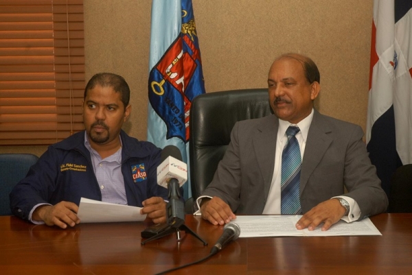 Fidel Sánchez, gerente de Relaciones Públicas; y Abelardo Díaz, director de Gestión Comercial dela CAASD.