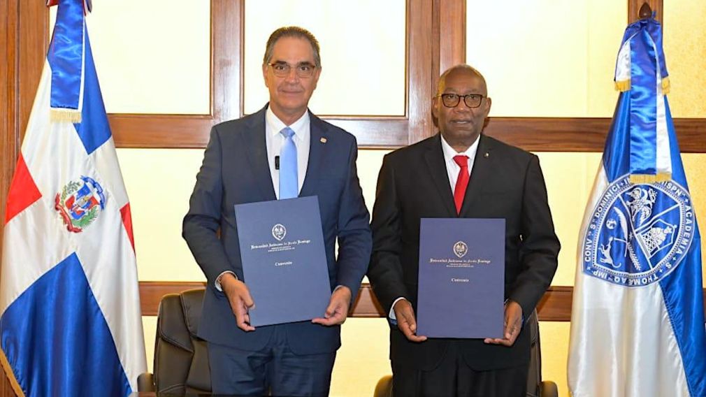 El director ejecutivo del SeNaSa, Santiago Hazim Albainy, y el rector de la Primada de América, Editrudis Beltrán.