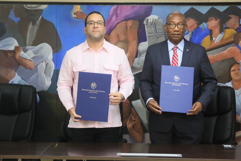 El director ejecutivo del Codopesca, Carlos José Then y el rector de la UASD, Editrudis Beltrán durante la firma del convenio de colaboración institucional.