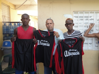 Alcalde de Fundación entrega juego de uniforme a equipo de Batey Altagracia