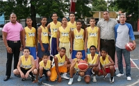 Integrantes del equipo intermedio del club San Vicente de Paúl que se coronó campeón del torneo de baloncesto provincial dedicado a los deportista Johnny Calderón y Guillermo Rey.
