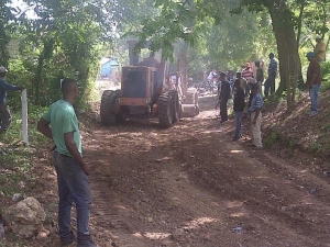 Obras Pública trabaja en la limpieza del barrio Rio Chil en Barahona