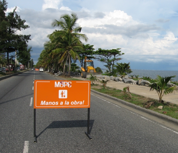 Manos a la obra, dice este letreros del MOPC, que junto al ayuntamiento iniciaron los trabajos del Paseo Maritimo en litoral sur del malecón