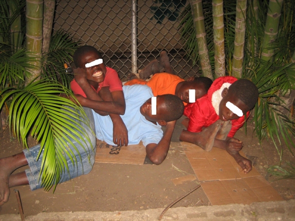 Niños haitianos durmiendo hacinados al intemperie-