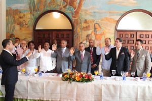 Juan de los Santos, en su calidad de presidente de FEDOMU, toma juramento a la nueva directiva de la Manconunidad del Gran Santo Domingo y San Cristobal.