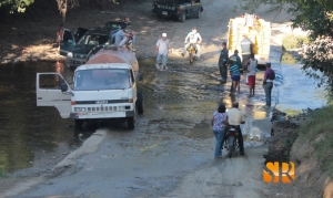 Río arrastra camioneta Sabaneta.