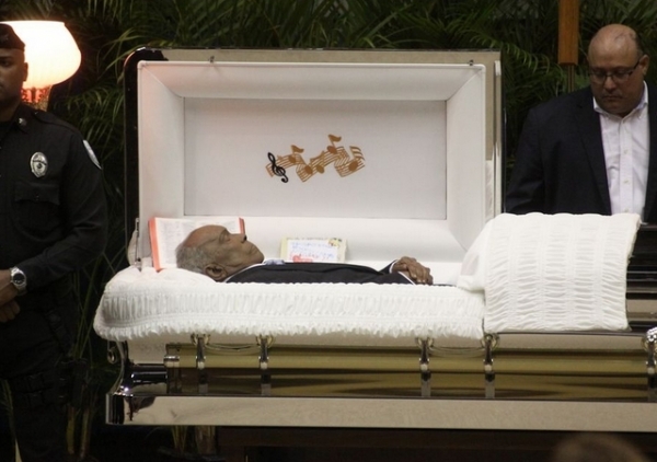Rinden tributo al cadáver de Cheo Feliciano 