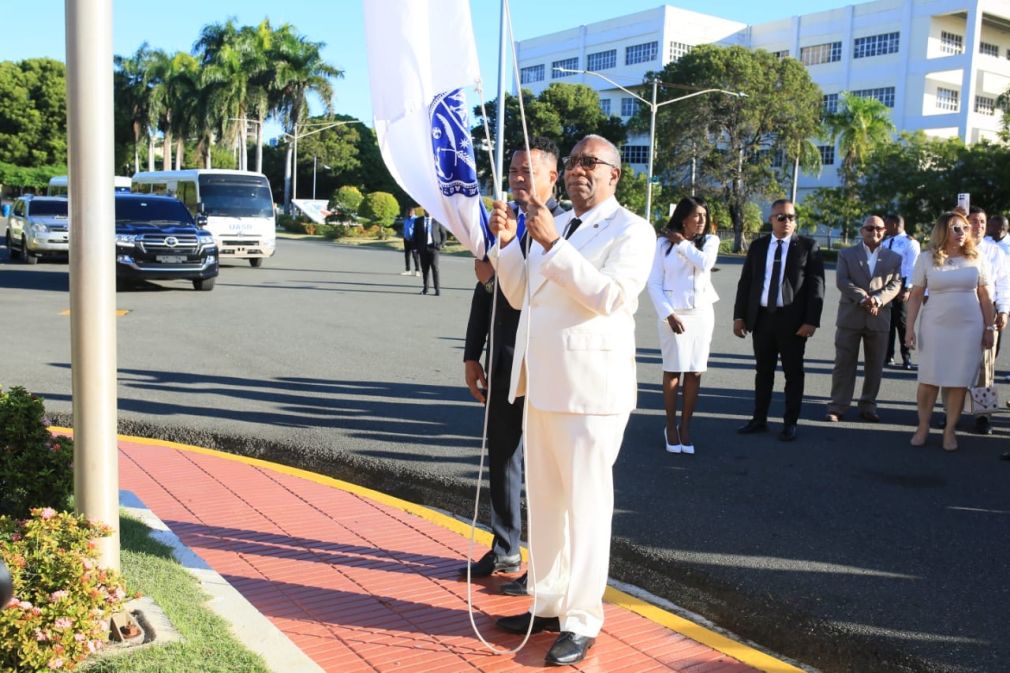 El rector Editrudis Beltrán Crisóstomo elevó la bandera de la UASD y el ex rector de la academia, Roberto Reyna izó la bandera dominicana.