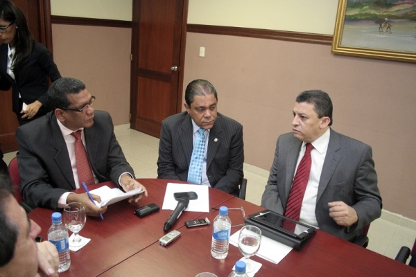 El director de Aduanas, Ferrando Fernández, en compañía, de izquierda a derecha, el diputado Ruben Maldonado, presidente de la subcomisión deHacienda de la Cámara de Diputados, y Marino Collante, presidente de la Comisión Hacienda Cámara Diputados.