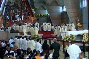 Multitud acuden a la Basilica de Higüey a misa