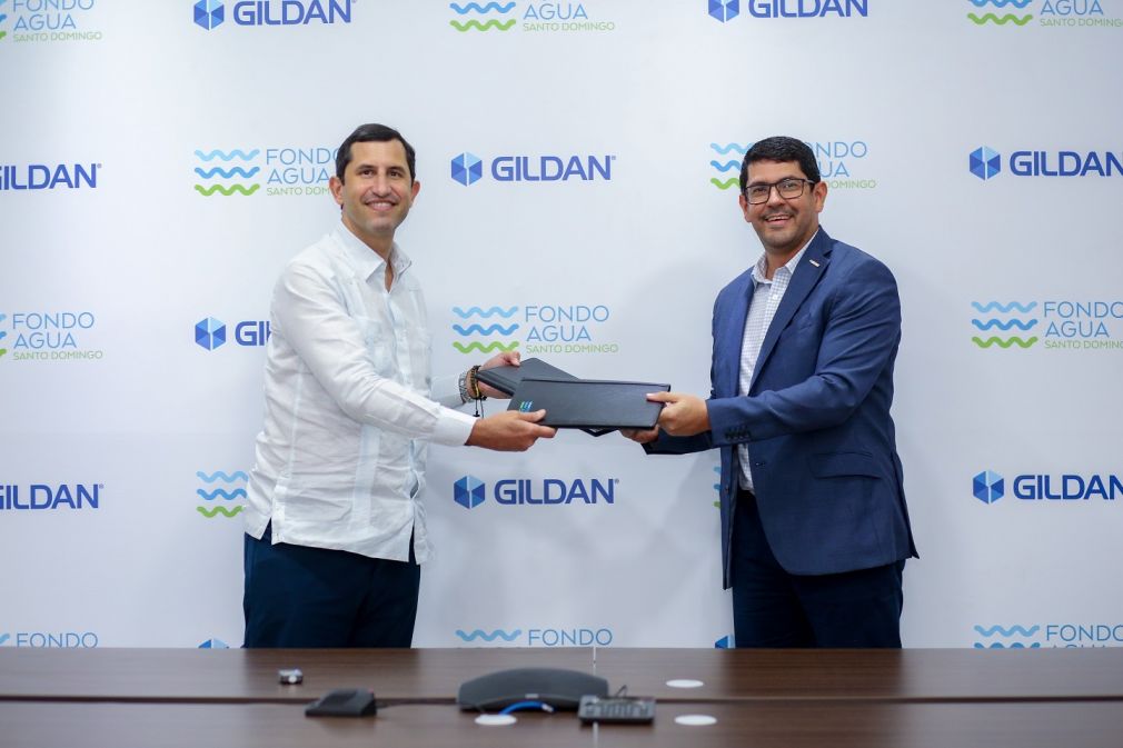 El acuerdo fue suscrito por Roberto Herrera, presidente del Fondo de Agua Santo Domingo y Franklin Mass, Director y Gerente General para el Caribe de Gildan.