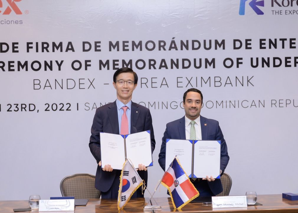El acuerdo fue firmado entre el Gerente General del Bandex, el economista Juan Mustafá, y el Presidente del Export-Import Bank of Korea (Korea Eximbank), Bang Moon-Kyu, en Santo Domingo.  