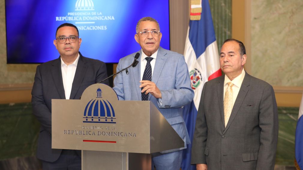 Ejecutivos de Sisalril y Senasa llevaron el documento a la procuradora Yeni Berenice Reynoso. 
