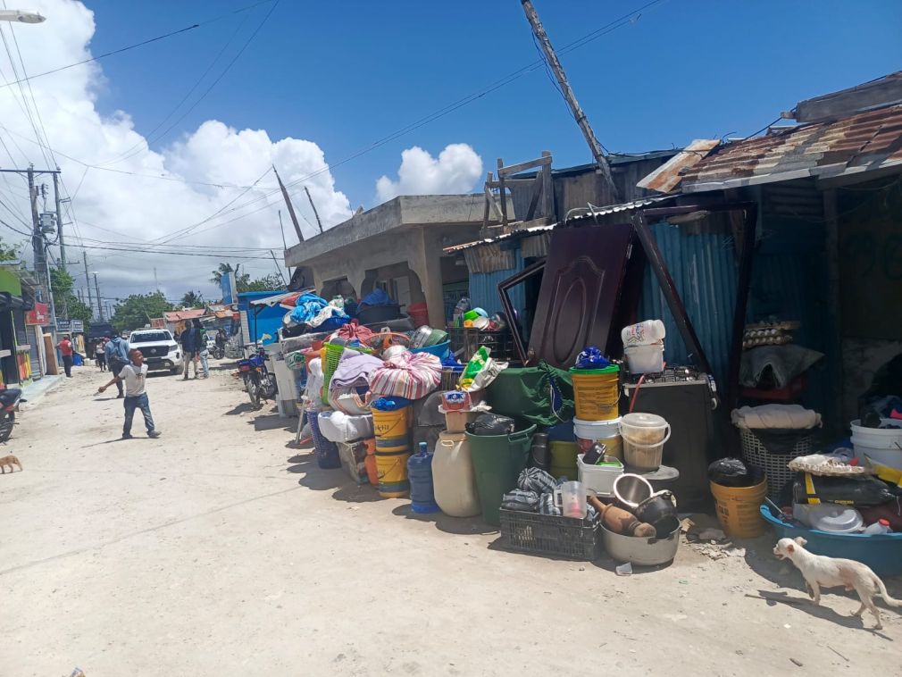 Migración en desalojo masivo de haitianos en Verón-Punta Cana desde la madrugada.