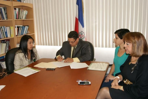 Momentos en que el Cónsul en Puerto Rico, Franklin Grullón firma el acuerdo para dar apoyo al proyecto "Mil Mujeres".