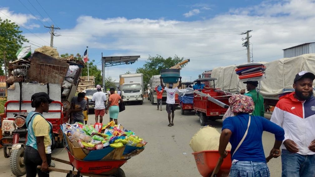 Continúa el caos vial en principal vía de acceso al mercado binacional y paso fronterizo de Dajabón.