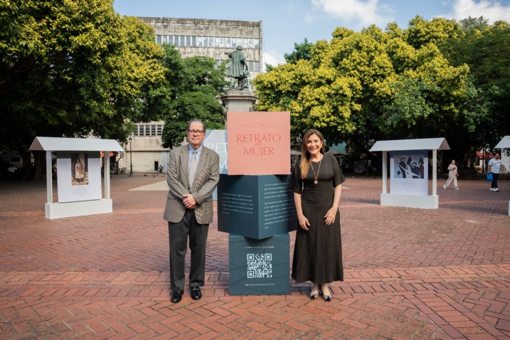 La exhibición está presente en el Parque Colón de la Ciudad Colonial.