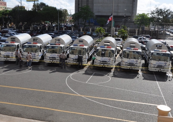 Flotilla de camiones entregada a la Policía. 