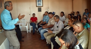 Ricardo Vega interactúa con jóvenes en una de las charlas sobre temas de liderazgo.