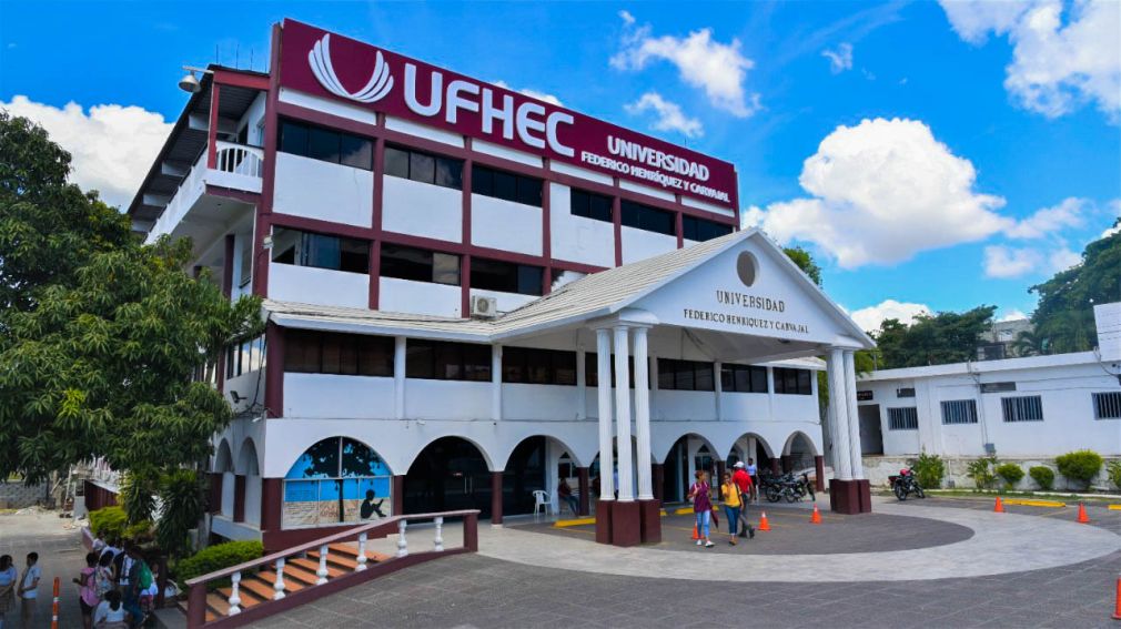 La Red Ambiental de Universidades Dominicanas (RAUDO) está integrada por las universidades UFHEC, UASD, UNPHU, UNIBE, UCATECI, PUCMM, UAPA, INTEC, UCE, UCSD, UNAPEC y UNICDA, que trabajan de manera colaborativa en iniciativas vinculadas a la sostenibilidad ambiental y la economía circular.