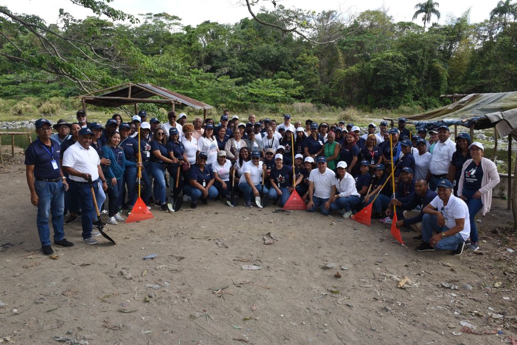 Celebrando el Día Mundial del Agua, la institución realizó una jornada de limpieza en el río Isa, que alimenta el sistema Isa-Mana, primer acueducto moderno que abastece de agua potable el Gran Santo Domingo.