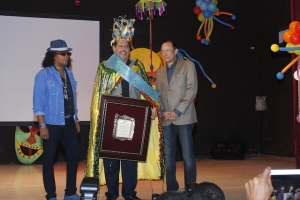 Fernando Villalona, momentos que es coronado Rey Momo del Desfile Nacional de Carnaval por el ministro de cultura José Antonio Rodríguez en compañía de Sergio Vargas.