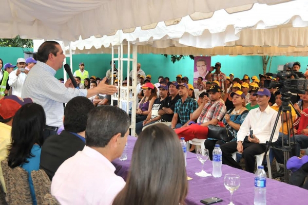 Francisco durante un encuentro con seguidores de su proyecto político en Moca, provincia Espaillat.