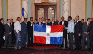 Medina entrega bandera a equipo nacional que irá a Serie del Caribe