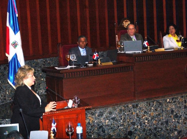 La directora general de Proindustria, Alexandra Izquierdo acudió al Senado de la República a exponer sobre la importancia de las modificaciones aplicadas a la Ley 392-07 de Competitividad e Innovación Industrial.