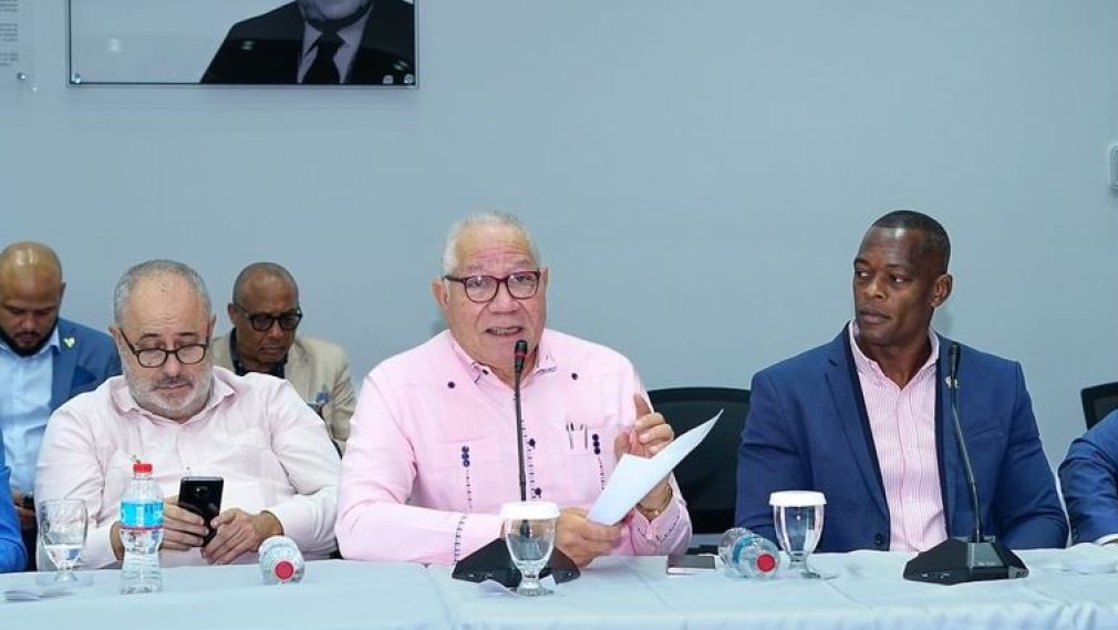 Al centro el director ejecutivo de Fedodim, Pedro Richardson, a la derecha el presidente de la Federación, Lioncito José.