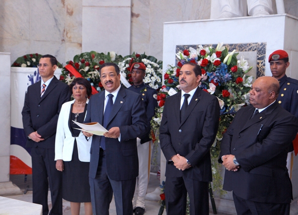 Miembros titulares del Pleno de la Junta Central Electoral momentos en que realizaban la ofrenda floral en el Altar de la Patria a Jua Pablo Duarte.