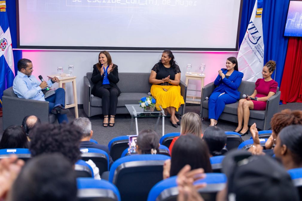 La iniciativa reunió a profesionales de la academia, el sector público y la innovación para promover una mayor participación de las mujeres en la ciencia y tecnología.