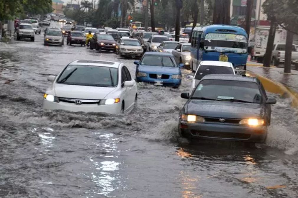 Debido a onda tropical se producen inundaciones en algunos puntos de la República Dominicana.
