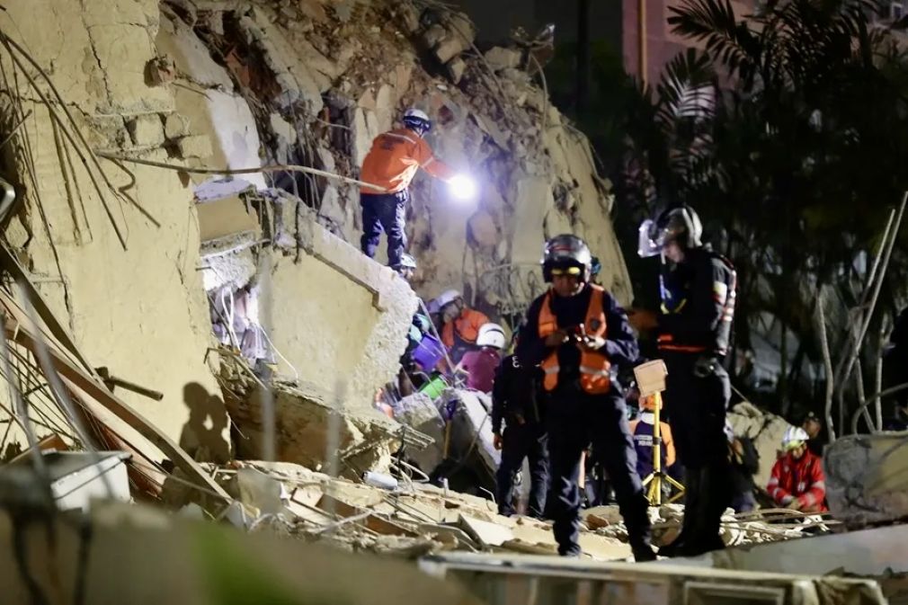  Efectivos de los servicios de emergencia buscan víctimas entre los escombros de edificios derrumbados en Caracas por los terremotos. EFE/ Ronald Peña R.