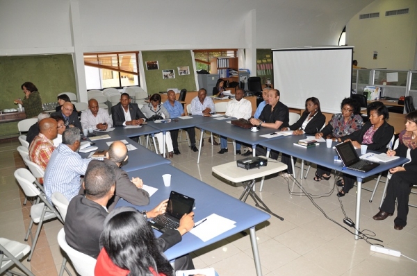Parte de los técnicos de la Digecoom y el PNUD, en reunión de trabajo previo a las Consultas con la Sociedad Civil para la Agenda Post 2015. 