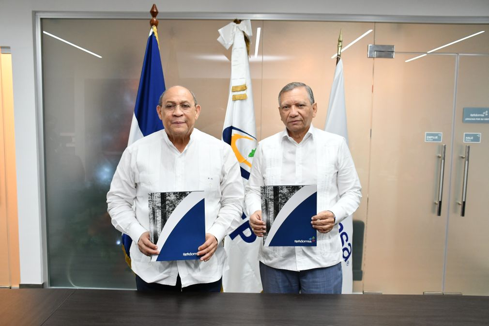 El acuerdo fue suscrito por Rafael Santos Badía, director general de Infotep y Leonardo Aguilera, presidente de Refidomsa y de la Fundación.