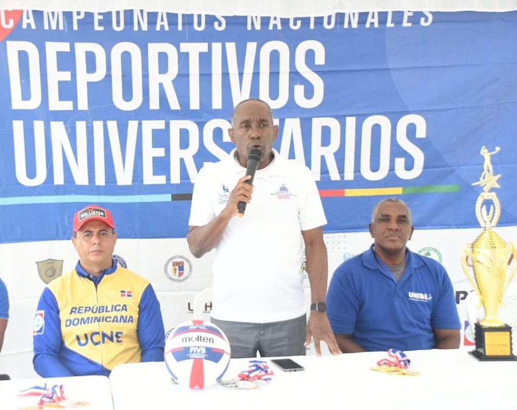 Roque Garcia (de pies), presidente de la Comisión Nacional de Deportes Universitarios (CNDU), anunció el torneo de natación, que será el domingo 21 en la piscina del Centro Olímpico Juan Pablo Duarte en Santo Domingo. (Fuente externa).