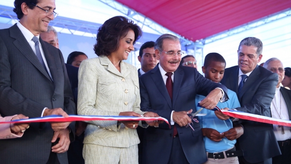 Medina entrega dos escuelas y construirá otras obras en San Juan