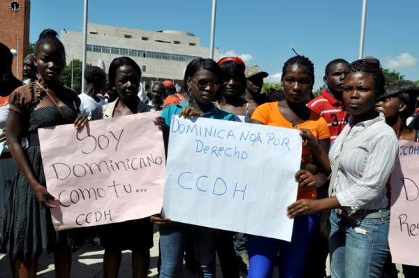 Decenas de dominicanos de ascendencia haitiana, vigilaron ésta mañana el frente del Congreso Nacional, donde reclamaron al presidente de la República Danilo Medina, intervenir ante la situación de apátrida  en que se encuentran 