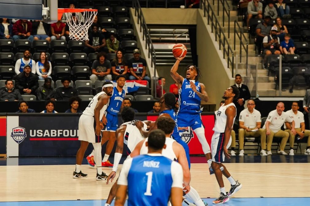 El dominicano Jassel Pérez se acomoda con su mano derecha para ejecutar un lance a la canasta en el partido ante los Estados Unidos.