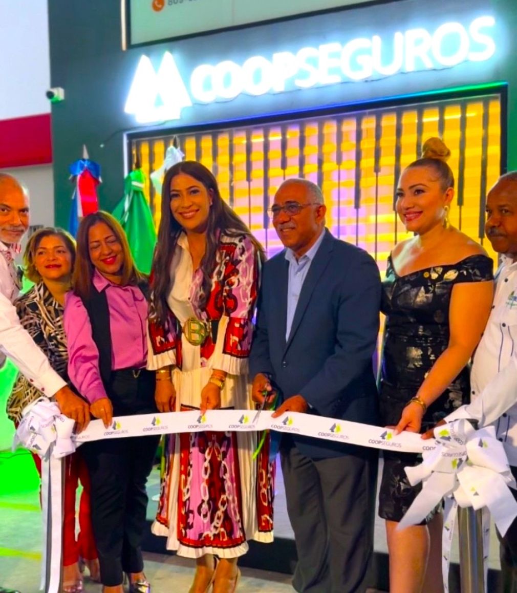 Manuel Gutiérrez y Ruth Soto, principales ejecutivos de COOPSEGUROS, encabezaron la apertura de la nueva oficina de la aseguradora cooperativista.