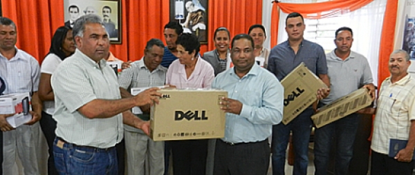 Marcos Tavárez mientras entrega una computadora a uno de los alcaldes de los municipios beneficiados.