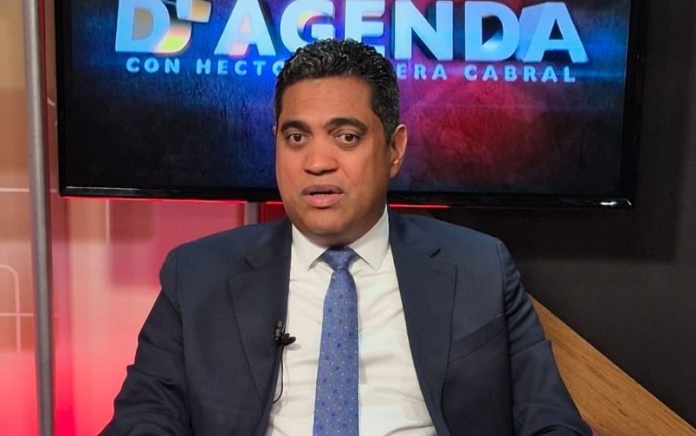 Ministro de Deportes, Kelvin Cruz, da a conocer los avances de los trabajos de remozamiento.