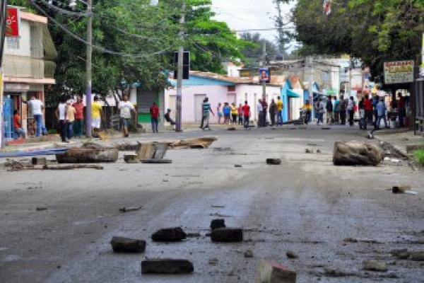 Protesta violenta en Santiago por asesinato de joven: